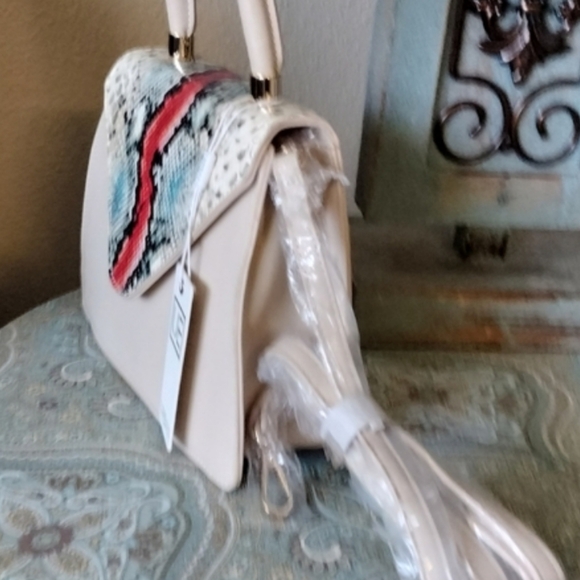 NEW Urban Snakeskin Purse W/ Detachable Strap - Picture 6 of 9